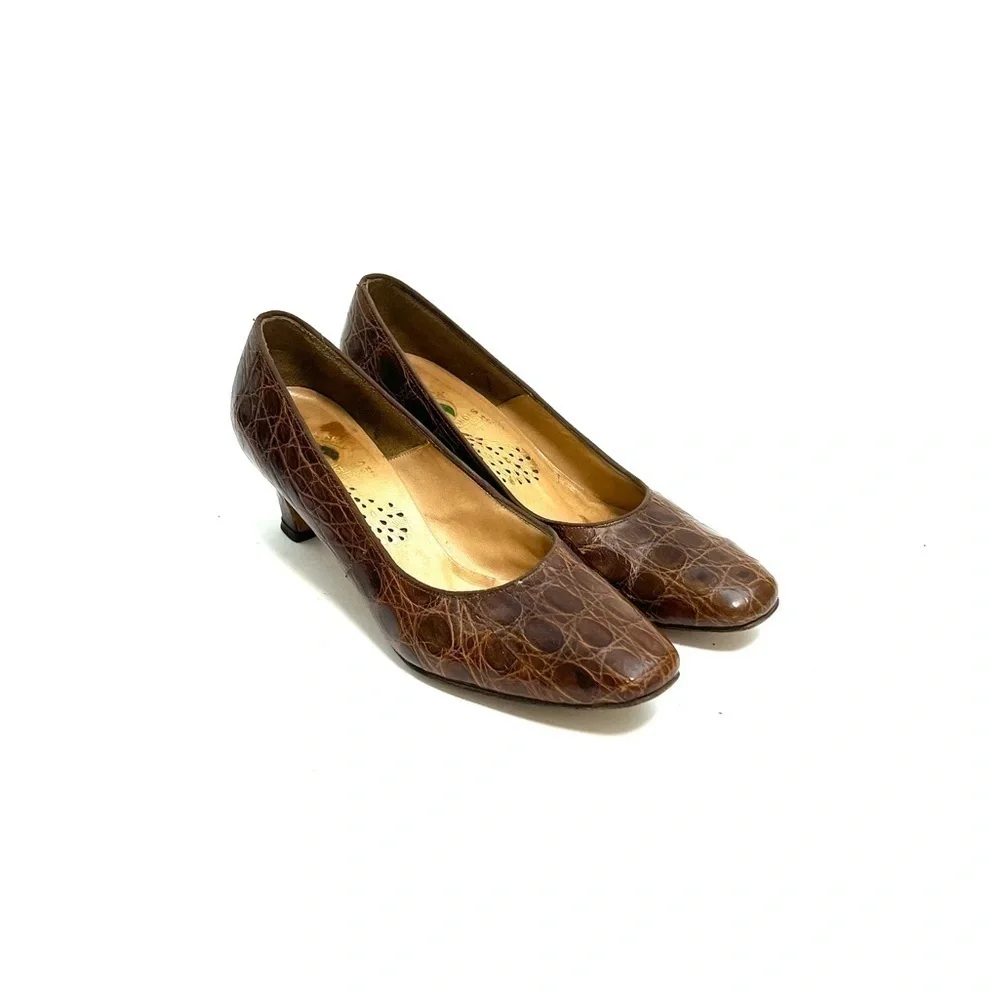 Vintage 1950s brown crocodile leather slip on classic workwear pumps